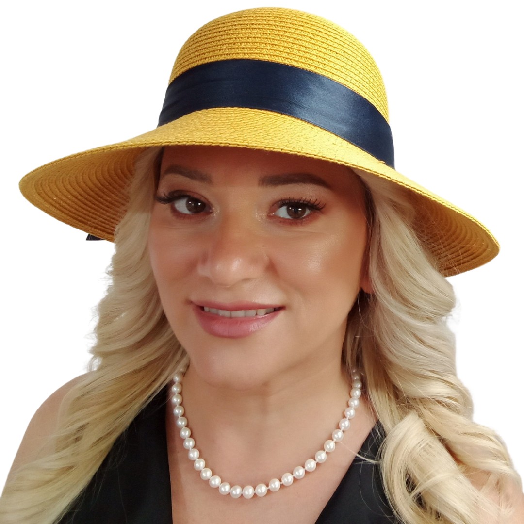 Colier cu Perle Akoya Japoneze 7,5–8 mm, Aur Alb 14K, Vedere Frontală pe Model cu Pălărie Galbenă